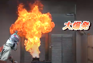 出火した天ぷら油に水を入れるとこんなことに！