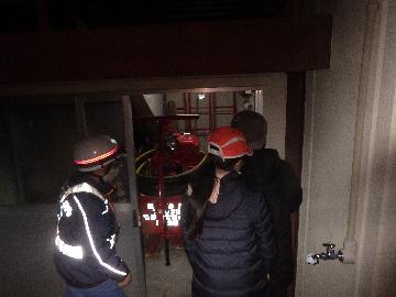 消防分団器具庫を見学している様子