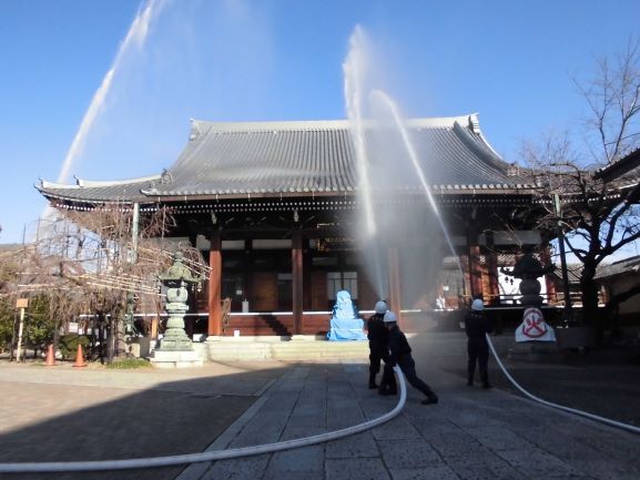 自衛消防隊による放水