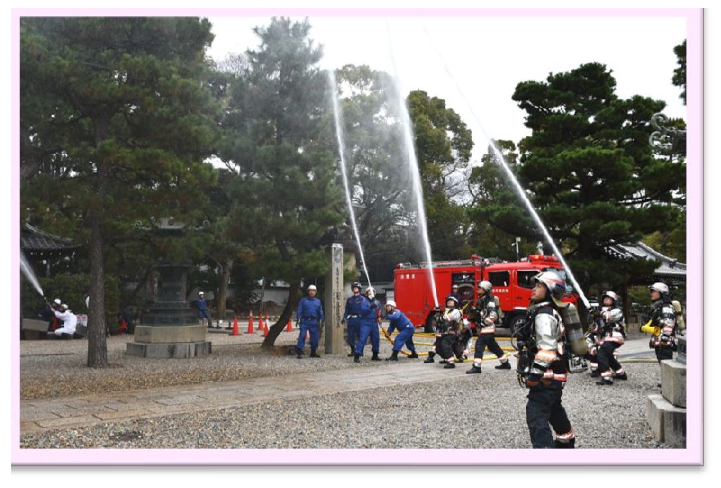 火点建物に向けて一斉放水
