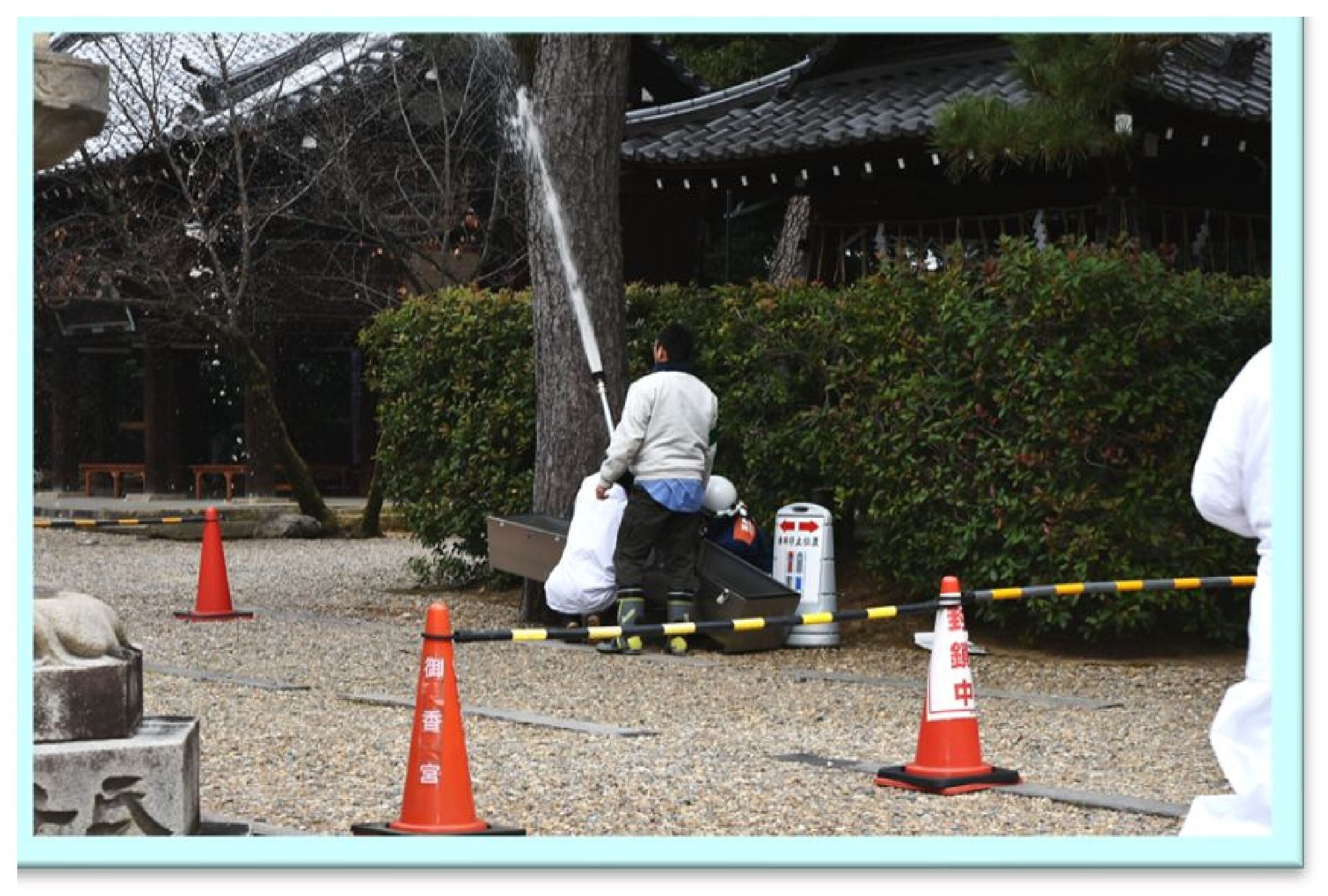 神社職員による放水銃の放水