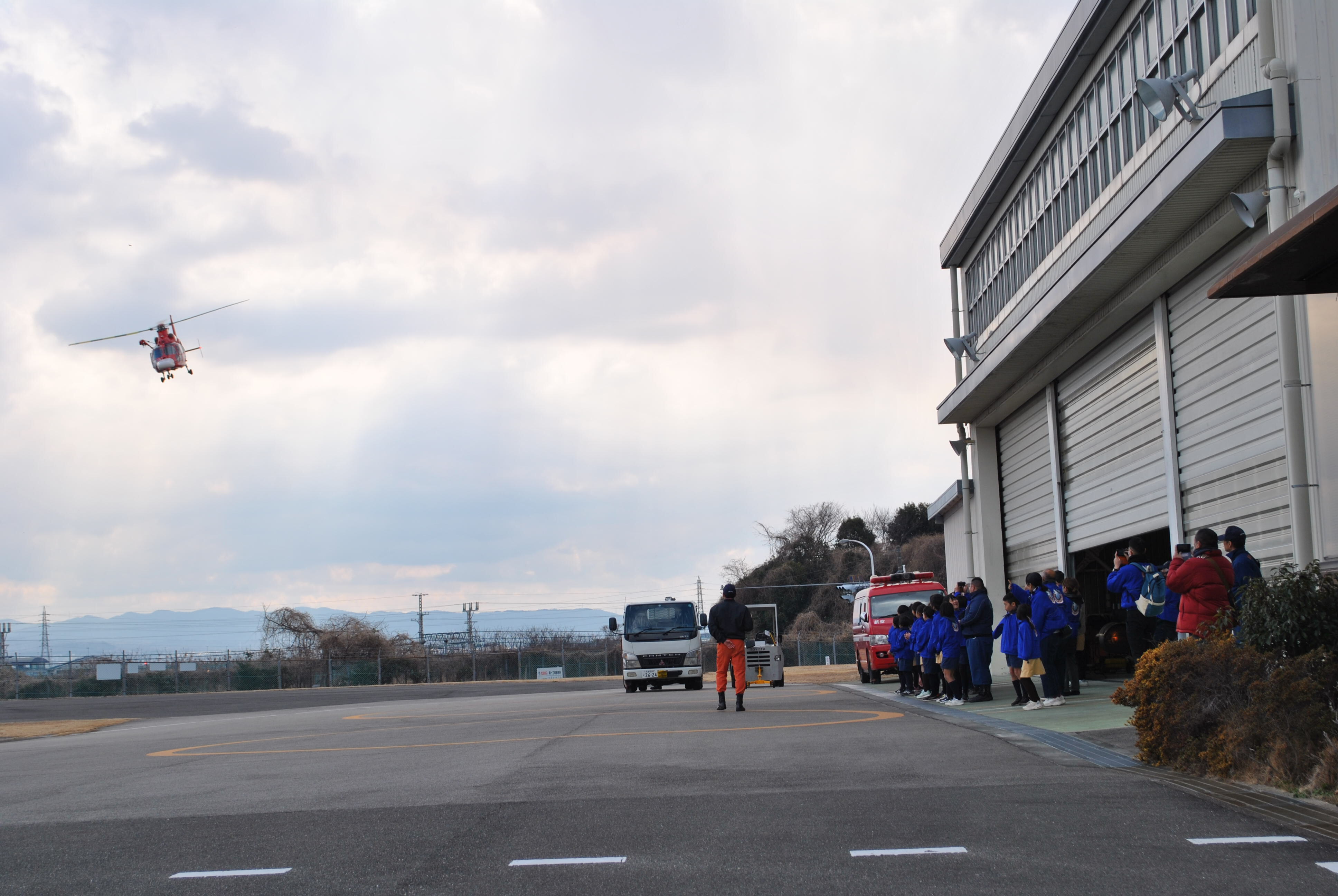 右京ジュニア消防団員の前を通過する消防ヘリコプター