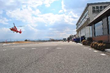 右京ジュニア消防団員の前で着陸する消防ヘリコプター