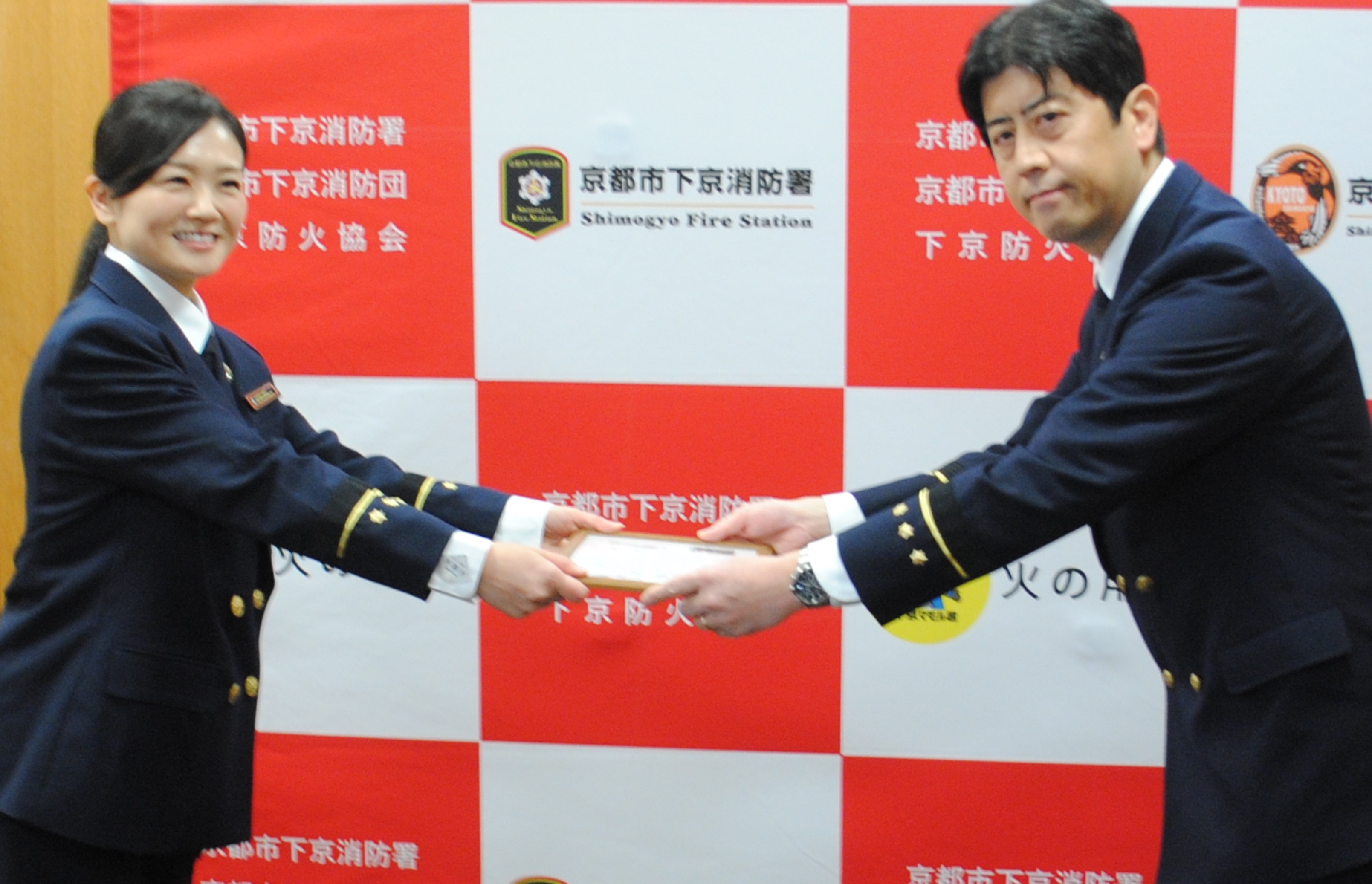 委嘱状を受ける沙倉さん