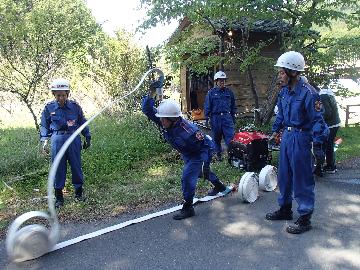 ホースを延ばす様子