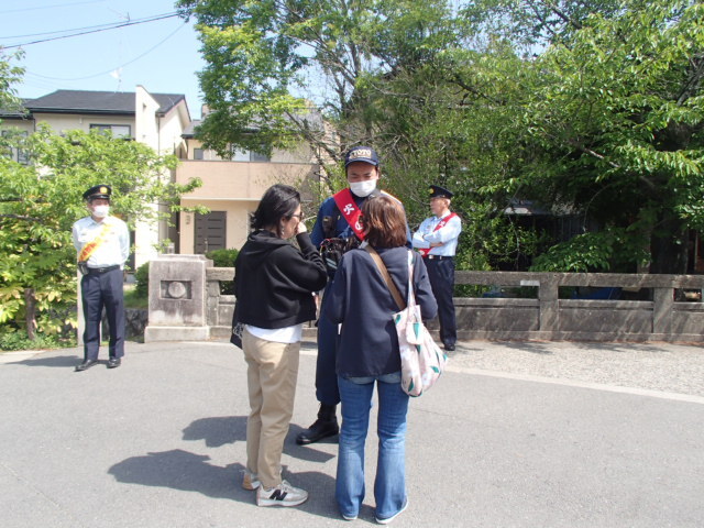 消防職員が啓発物品を配布