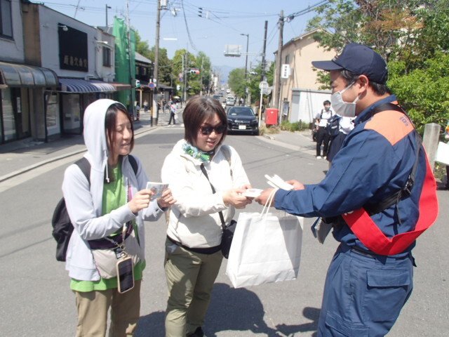 消防職員が啓発物品を配布