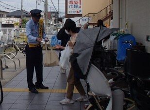 買い物に来られた皆さんに、出火防止を呼び掛けるポケットティッシュを配布しました。