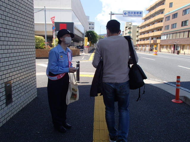 病院前で行き交う市民の皆さんにも火災予防のご協力をお願いしました。