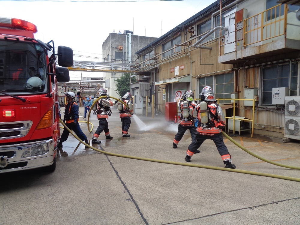 自衛消防隊と公設消防隊による一斉放水
