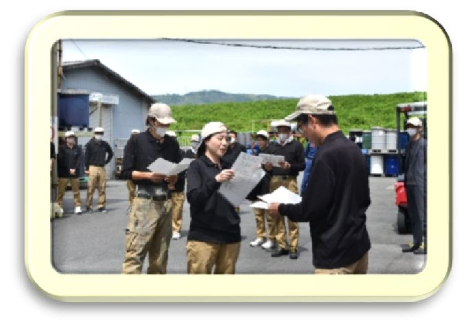自衛消防隊長に避難状況を報告している様子