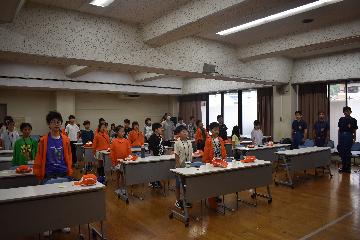 礼式訓練で姿勢を整えます