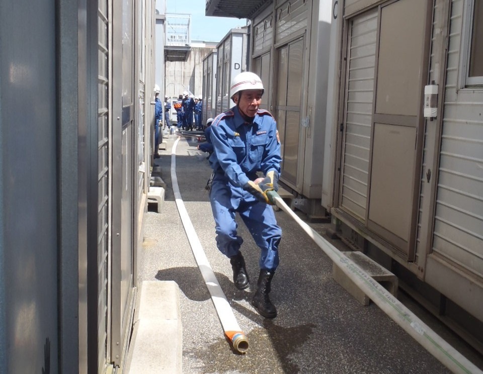 ホースをのばしているようす