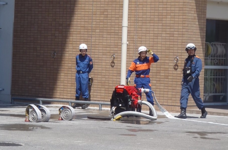 小型動力ポンプで吸水しているようす