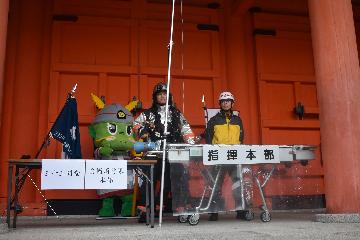 指揮本部で消防団の活動について命令する梶原副団長