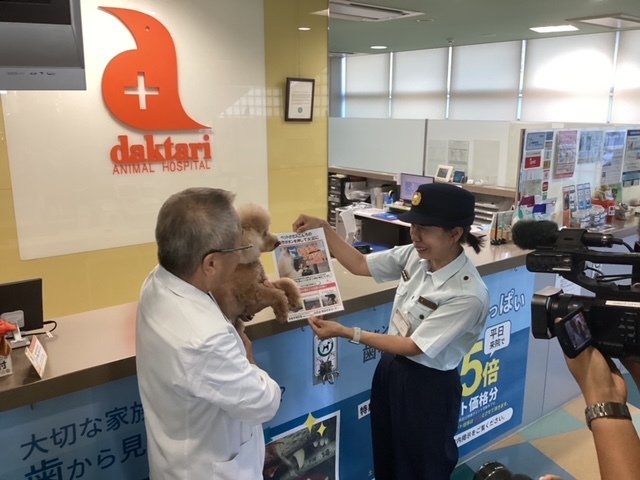 ポスターを渡している様子