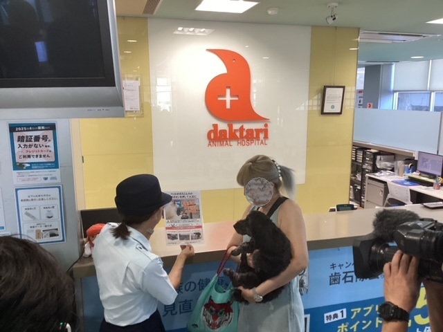 来院者に防火指導している様子