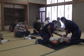 熱心に講義を聴いている