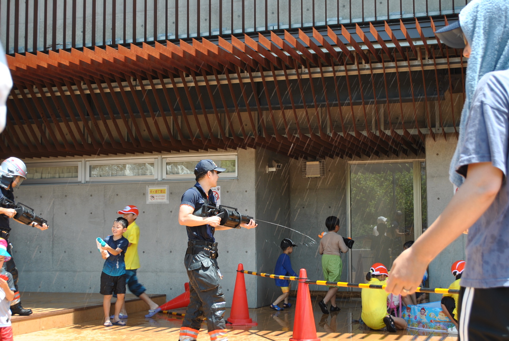 消防士と水鉄砲で対決