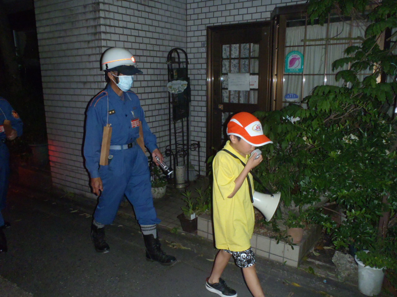 大きな声で「火の用心！！」