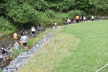 親水広場にて水遊び
