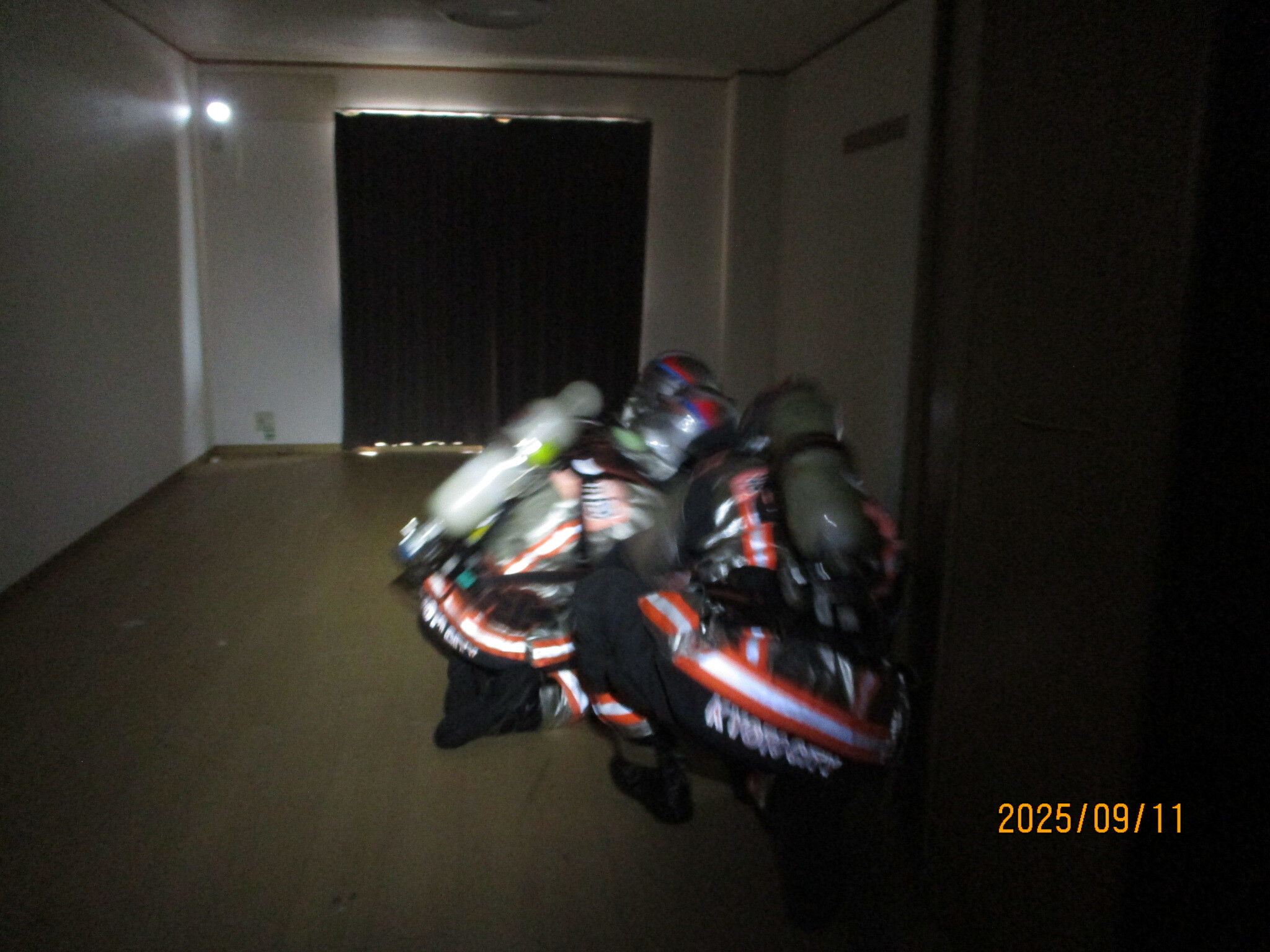 暗闇の中、逃げ遅れた人を検索中