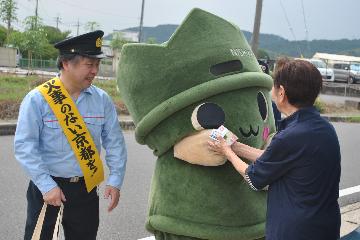 区民の皆さんにたけにょんと一緒にたきび火災の予防運動を行いました
