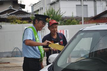 給油所に来られた地元の皆さんにたき火火災増加について説明しました