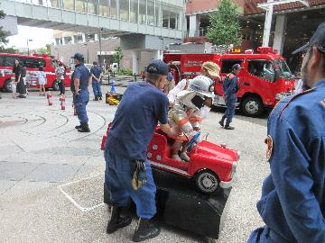 ミニ消防車乗車体験コーナーの様子です。