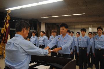 森田団長から新入団員に辞令が交付されました。
