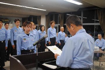 決意新たに辞令を受領する新入団員