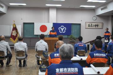 地域防災力の向上に協力していただきたいと訓示を述べる岡本団長