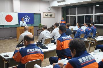 消防団入団への祝辞を述べる加藤消防署長
