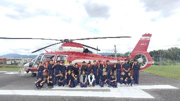 ヘリコプター前での集合写真