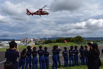頭上で救助訓練は迫力満点
