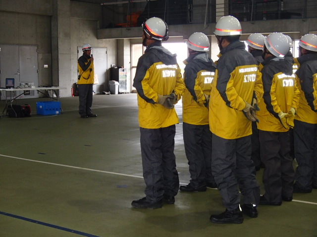 岡本西京消防団長の訓示で団員全員の士気を高めます