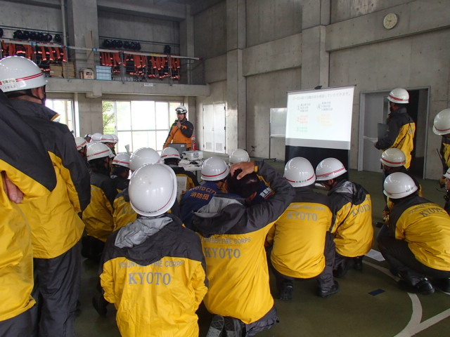 訓練想定の内容説明を熱心に聞きます