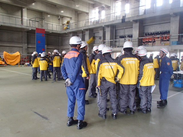 素早く5組に分かれて活動内容を相談します