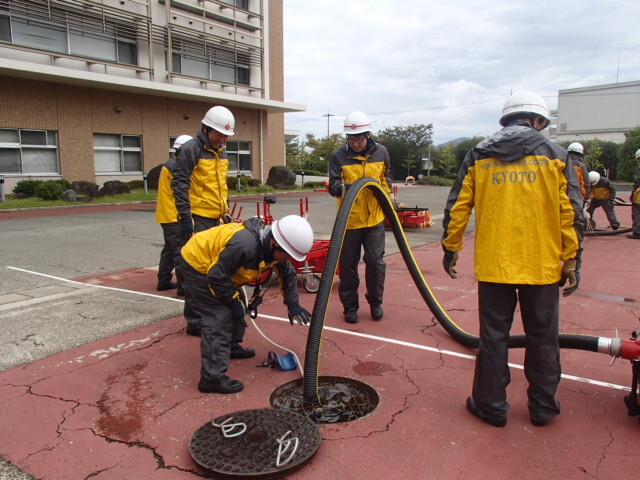 防火水槽へ手早く吸水管を投入します