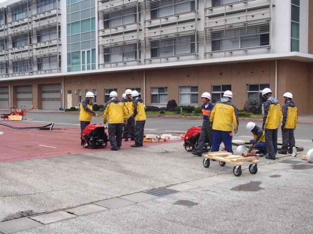 各組に分かれて迅速に行動します