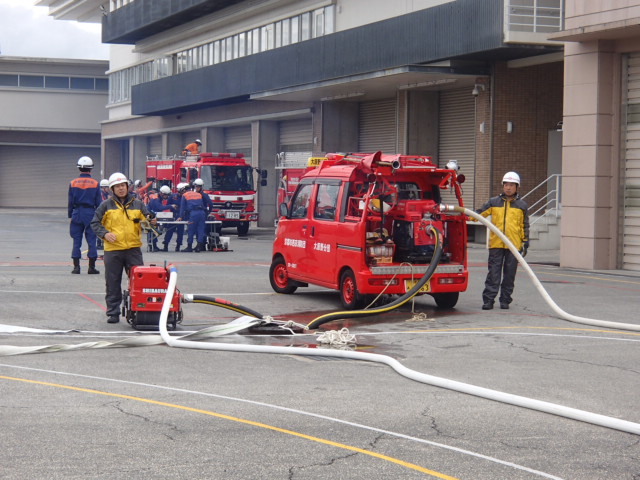 小型動力ポンプ付軽積載輸送車からも放水を行います