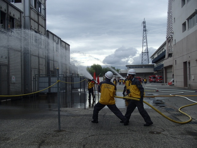 延焼方面への放水により、火災拡大を阻止します