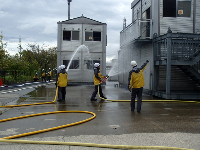 建物の燃焼状況を確認しながら消火活動に取り組みます