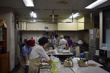 食育指導員さんによる準備の様子