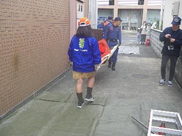 総合訓練では、初期消火実施後に、要救助者に見立てたカラーコーンを油圧ジャッキを使用して救出し、簡易担架で搬送しました。