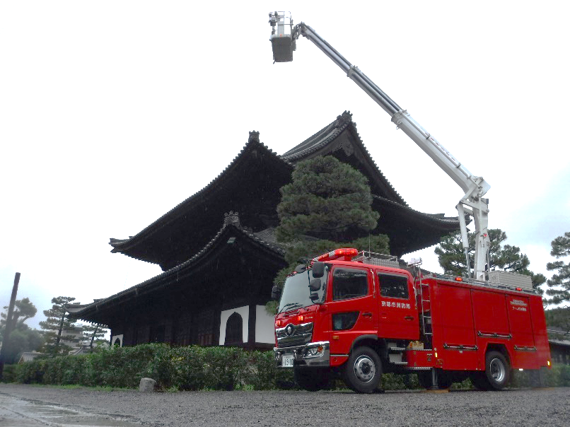東山第2消防隊　ブーム付き消防車