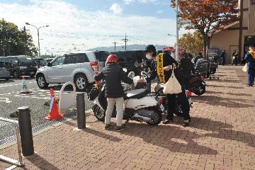 火災が多くなる季節を迎え、暖房機器などの火の元には気を付けてくださいと協力を求めました。