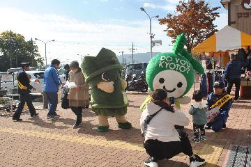 火災予防運動のPR活動に大活躍のたけにょんとエコちゃん。