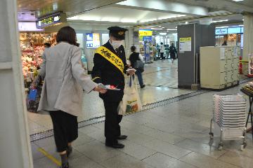足早に駅へ向かう皆さんに火災予防運動について呼びかけました。