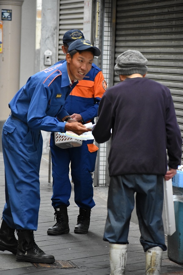 行き交う人に火災予防を訴えました